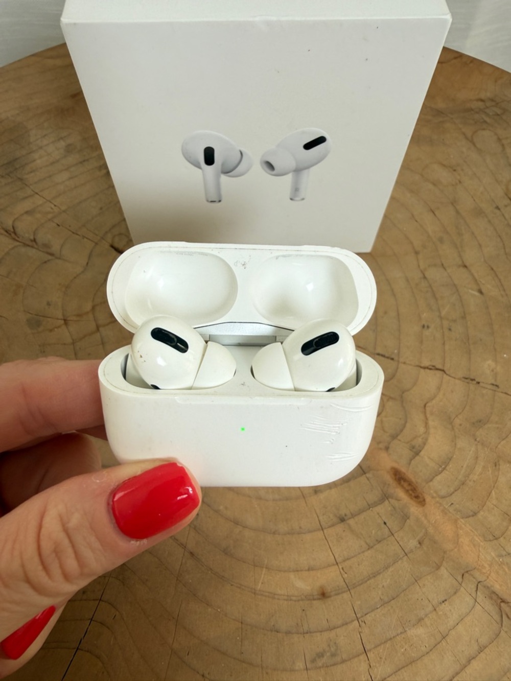Apple AirPods Pro (1st Gen) Wireless Charging Case White Authentic A2083 A2084 - Picture 4 of 16